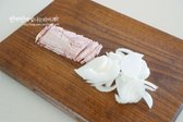 베이컨과 양파를 채 썰어주세요.