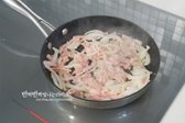 팬에 버터 15g을 녹이고 채 썬 양파와 다진 마늘을 볶아 향을 냅니다. 양파가 투명해지면 베이컨을 넣고 함께 볶습니다.