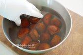 물 1L 정도에 소금 1숟가락을 녹여 소금물을 만듭니다. 물 위로 뜨는 밤은 골라내 10분 내외로 담갔다 흐르는 물에 씻어줍니다.
