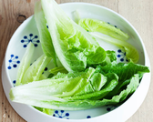 밑반찬이 음푹한 볼에 상추를 깔아주고 재료를 차례로 담은 후 드레싱을 뿌려 맛있게 먹습니다.