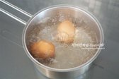삶은 계란은 고소한 풍미를 더해줍니다. 냄비에 물을 붓고 소금과 식초를 약간 넣어 10~12분간 완숙으로 삶아 준비합니다.