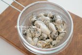 굴은 탄력이 있고 검은 태가 뚜렷한 것을 골라주세요. 볼에 굵은소금 1 큰 술과 간 무 3 큰 술을 넣고 살살 저어 불순물을 제거한 뒤, 두세 번 헹구고 체에 밭쳐 물기를 제거합니다.