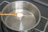 냄비에 물을 부은 뒤 끓으면 생강술(청주) 1 큰 술, 소금 1 작은 술을 넣어줍니다.
​