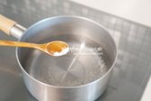 냄비에 물 800ml~1L 정도 붓고 물이 끓어오르면 소금 1/2 작은 술, 청주 1/2 큰 술을 넣어줍니다. 냉동 경우 식감을 살리기 위해 식초를 넣어주시면 됩니다.