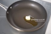 달군 팬에 올리브오일 1 큰 술, 버터 15g을 넣어줍니다.