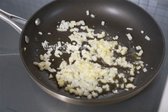 버터가 녹으면 다진 마늘과 양파를 넣고 약불에서 볶아 향을 내줍니다. 타지 않도록 불 조절에 주의하세요.