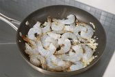 마늘의 향이 나고 달큰한 맛이 올라오면 밑간한 새우를 넣고 골고루 버무리며 익혀줍니다. 새우를 앞뒤로 뒤집어가며 눌어붙지 않도록 합니다.