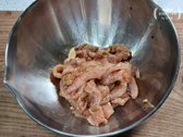 돼지고기는 진간장 1 큰 술, 맛술 1 큰 술, 후추로 간을 해 잠시 재워둡니다.