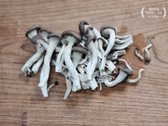 모든 재료를 일정한 모양으로 채 썰어 준비합니다.