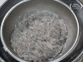 삶은 당면은 찬물에 헹궈 전분을 제거합니다.