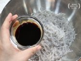 당면에 설탕, 진간장, 소금을 넣고 잘 무칩니다.
