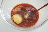 큼직한 볼에 고추장 3큰술, 고춧가루 2큰술, 진간장 2큰술, 간 마늘 1큰술, 황설탕 1큰술, 조청 1½큰술, 생강가루 약간, 맛술 2큰술, 생강술 2큰술, 참기름 1큰술, 후추 약간을 넣어 양념장을 만듭니다.