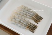 산적 꼬치에 새우 5마리씩 나란히 끼워 고정하고, 꼬치의 뾰족한 끝부분은 잘라 다듬어줍니다.