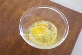 피자 소스로는 버터 12g, 꿀 1½ 큰 술, 간 마늘 1 작은 술을 섞어 만듭니다.