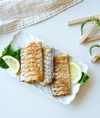 노릇노릇 구워진 갈치구이에 레몬을 곁들여 산뜻하게 담아냅니다. 겉은 바삭하고 속은 부드러워 고소한 풍미를 즐길 수 있습니다.