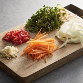 양파와 당근은 채 썰고, 마늘은 굵게 다진다. 붉은 고추는 어슷하게 썰고, 냉이는 뿌리를 깨끗이 손질한다.