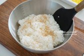 밥은 2공기 볼에 담고 참기름 1½ 큰 술, 소금 두 꼬집, 깨소금 1/2 큰 술 넣고 밑간해주어요.