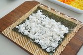 김발 위에 김을 깔고 밥을 넓고 고르게 펴서 올려줍니다.