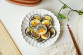 불고기와 아삭한 야채를 넣은 김밥은 달콤하고 고소한 맛이 잘 어우러져 모두가 좋아하는 별미입니다. 소불고기를 넣으면 한 끼 식사로 든든하고 맛있게 즐길 수 있습니다.
