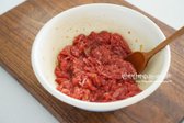 고기를 넣고 조물조물 밑간해요. 10분 정도 재워둡니다.