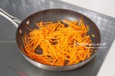 팬을 정리한 뒤 식용유 약간 두르고 채 썬 당근과 소금 약간 넣고 볶아줍니다. 숨이 죽을 정도로 가볍게 볶아줍니다.
