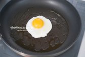 달군 팬에 기름 약간 두르고 계란을 반숙으로 구워줍니다.