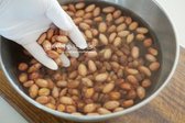 겉껍질이 벗겨진 땅콩을 준비하고, 물에 서너 번 살살 흔들어 씻어줍니다.