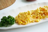 콘옥수수전은 고소하고 짭조름한 옥수수로 만든 전을 연유와 함께 곁들여 단짠의 조합을 즐길 수 있는 간식입니다. 바삭하게 구운 전과 달콤한 연유가 어우러져 특별하고 색다른 맛을 제공합니다.