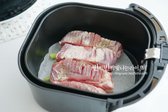 밑간을 소금, 후추, 허브로 하여 마늘향을 더한 후, 냉장고에 한두 시간 재워두면 간이 더 잘 스며듭니다.