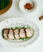 에어프라이어로 구운 통삼겹살은 겉은 바삭하고 속은 촉촉하게 완성됩니다. 간단한 시간 조절로 맛있게 구워 손쉽게 즐길 수 있습니다.