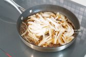 설탕이 완전히 녹고 바글바글 끓으면 간을 맞추어 준 뒤 양파와 팽이버섯을 넣어줍니다. 양파가 익을 정도로 끓여줍니다.