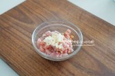 다진 돼지고기는 간장 1작은술, 맛술 1큰술, 다진 마늘 1작은술, 후추 약간을 넣어 10분간 재워둡니다.