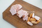 부대찌개에 여러 종류의 햄을 추가하면 풍미가 좋아지며, 기름기를 줄이기 위해 끓는 물을 부어 사용하면 더욱 깔끔한 맛을 냅니다.