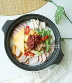 넓은 전골냄비에 햄, 버섯, 떡국떡, 김치, 다진 돼지고기, 베이크드빈스 등을 올리고 사골육수와 물을 부어 끓입니다.