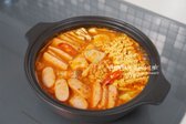 아이와 함께 먹을 때는 인덕션에서 미리 끓여 준비하면 안전하며, 라면사리와 함께 더 진하게 즐길 수 있습니다.