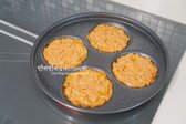 반죽을 덜어내어 팬에 얇고 둥글게 펼칩니다. 익기 시작하면 팬을 흔들어 기름이 안쪽으로 스며들게 합니다.