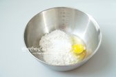 부침가루에 전분 1작은술과 달걀 1개를 넣고, 찬물로 농도를 조절해가며 섞어줍니다. 전분이 없으면 튀김가루 약간을 넣어도 좋습니다.