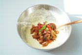 반죽에 잘게 썬 묵은지와 청양고추를 넣고 고루 섞어줍니다. 익은 김치를 사용하면 맛이 더 깊어집니다.
