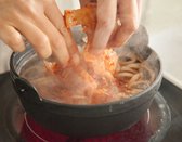 쯔유와 삶아둔 우동사리, 김치국물, 썰어둔 김치를 넣어 팔팔 끓여줍니다.