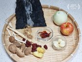 다시마, 양파, 사과를 넣고 마늘, 생강, 황기, 마른 표고버섯, 대추를 추가해 비린 맛과 단맛을 더합니다.