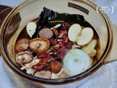 물을 넣고 30분 강불에서 끓인 후 밴댕이 또는 멸치, 후추, 고추씨를 넣고 약불에서 20분 끓입니다. 간장을 추가해 5분 더 끓여 육수를 완성합니다.