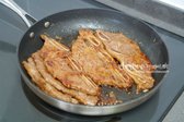 한 번에 넉넉히 구울 경우, 익은 고기를 한쪽으로 밀며 구워줍니다.