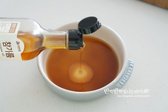 전자레인지 용기에 간장 2 큰 술, 생수 2 큰 술, 참기름 1/4 큰 술을 넣고 잘 섞어줍니다. 물로 간을 맞추고 참기름으로 고소함을 더해요.
