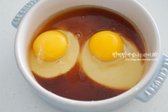 계란 2개를 전자레인지 용기에 깨 넣습니다. 팬에 달걀프라이를 사용하는 대신 전자레인지로 촉촉하게 완성하는 이찬원 레시피입니다.