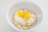 밥그릇에 밥 한 공기를 담고 준비한 재료를 올립니다. 소스와 함께 익힌 계란이 짭조름하게 간이 배어 있어 남은 소스는 간을 보며 적당히 추가해 주세요.