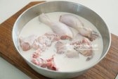 우유를 자작하게 부어 15분 재워줍니다.