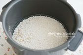 곤약밥을 만들 때는 현미와 같이 밥솥에 넣고, 물은 현미밥을 지을 때와 비슷하게 넣습니다.