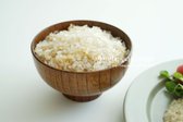 곤약밥은 물 조절이 간단하고, 불리지 않아도 되어 편리합니다. 낮은 칼로리와 높은 포만감으로 다이어트 식단에 도움이 되는 음식으로, 씹는 맛과 고소함이 있어 식사 대용으로 좋습니다.