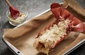 손질한 몸통 살에 마늘 버터를 골고루 바른 후 180℃로 예열한 오븐에 넣고 5분간 굽는다.