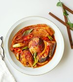 푹 익은 묵은지와 부드러운 고등어가 어우러져 얼큰하고 감칠맛 깊은 고등어 묵은지 김치찜이 완성됩니다. 추운 날 별다른 반찬 없이 든든하게 즐길 수 있어요.